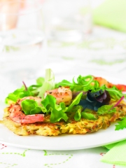 Rösti, mesclun et crevettes sautés au poivre
Photo : © St Hubert