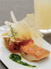 Rougets snackés, tomate ancienne et fenouil accompagnés d'un pastis