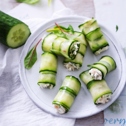 Rouleau de Concombre au Crabe, Menthe, Fromage Frais, Noix
Photo : © Amélie Roche / AOP Tomates Concombres