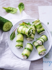 Rouleau de Concombre au Crabe, Menthe, Fromage Frais, Noix
Photo : © Amélie Roche / AOP Tomates Concombres
