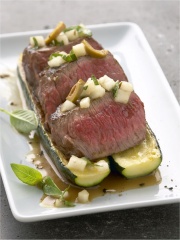 Rumsteck et courgettes snakées, condiment poire, olive et basilic
Photo : © Pierre-Louis Viel - Stylisme : Valéry Drouet