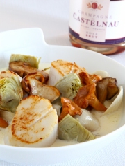 Saint-Jacques rôties, pétales d'artichauts, champignons des bois et corzetti à la crème de coques
Photo : © Champagne De Castelnau