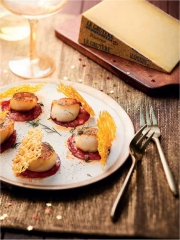 Saint-Jacques poêlées, Chorizo et Tuile au Gruyère AOP Suisse râpé
Photo : © Gruyère AOP suisse