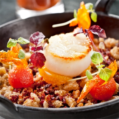 Saint-Jacques panées, accompagnées d'un consommé au jambon Consorcio Serrano
Photo : © Serrano Label Consorcio