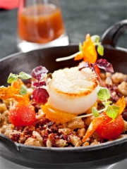 Saint-Jacques panées, accompagnées d'un consommé au jambon Consorcio Serrano
Photo : © Serrano Label Consorcio