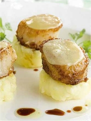 Saint-Jacques rôties à l'huile d'olive sur écrasée de pommes de terre au Comté
Photo : © CIGC / Szewczyk