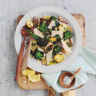 Salade chaude de pousses de brocolis, pommes de terre nouvelles et Parmigiano Reggiano
Photo : © Davide di Prato