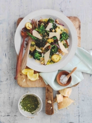 Salade chaude de pousses de brocolis, pommes de terre nouvelles et Parmigiano Reggiano
Photo : © Davide di Prato