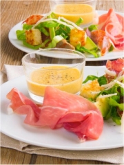 Salade Caesar au Jambon de Parme et avocat
Photo : © Consortium du Jambon de Parme