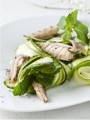 Salade de courgettes et maquereaux à la menthe
Photo : © Ducros / Studio Nicolas Louis