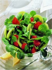 Salade de mâche au kiwi, fraises et jus de citron vert
Photo : © François Bertram