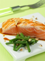 Saumon de Norvège laqué au caramel à l'orange, haricots verts aux noisettes
Photo : © NORGE/NSEC