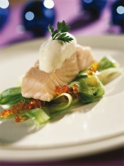 Pavé de Saumon de Norvège Poché, Crème au Raifort et Salade de Concombre
Photo : © NORGE/NSEC
Tom Haga