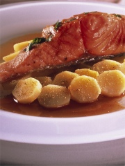 Dos de saumon mi-cuit, pommes de terre rattes, sauce bière de Noël et soja
Photo : © Brasseurs de France