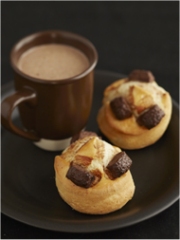 Scones chocolat caramel et leur chocolat chaud
Photo : © P.L Viet / Nestlé Dessert