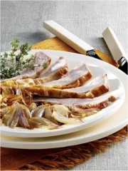 Selle d'agneau rôtie, Echalotes Traditionnelles poêlées au beurre demi-sel
Photo : © Christian Adam / Styliste : Isabelle Dreyfus