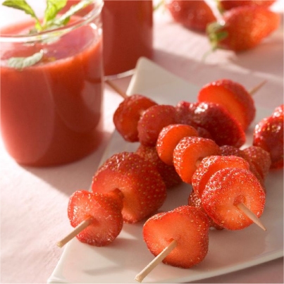 Sirop de fraises pour brochettes de fraises du Périgord IGP
Photo : © C. Iwanon / Stylisme : D. Gustin
