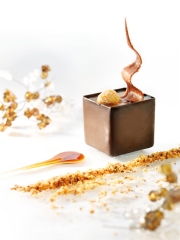 Soleil de Minuit au Chocolat, Pralines de Chocolat Blanc, Profiteroles et Sirop de Prunes
Photo : © NORGE/NSEC / Anne Lise Norheim