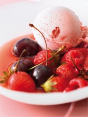 Soupe de fruits rouges à l'anis et glace au yaourt à la fraise
Photo : © Yves Bagros / SFIG