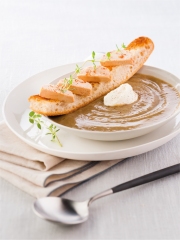 Soupe de lentilles, tartine de foie gras et crème à la muscade
Photo : © Studio B / UPPIA