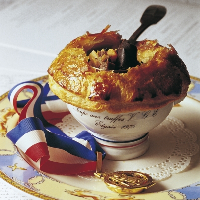 Soupe aux truffes noires VGE de Monsieur Paul Bocuse
Photo : © Arturo Zavala Haag / Editions Laymon