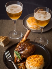 Souris d'agneau braisée au cidre, confite aux épices et son tian de pommes de terre, patates douces
Photo : © Cidres de France / Sandra Mahut