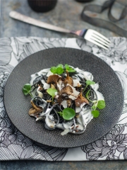 Spaghetti noirs aux champignons, crème au parmesan
Photo : © Patricia Kettenhofen / Elle&Vire