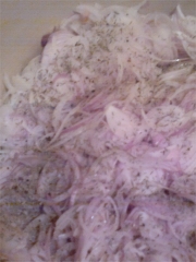 Pissaladière : Les oignons sont coupés en lamelles assez fines
Photo : © Cooking2000