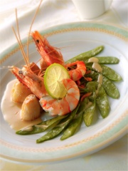 Noix de Saint-Jacques d'Erquy et Gambas aux Pois Gourmands, Sauce Safranée
Photo : © Grand Hôtel des Thermes de Saint-Malo
