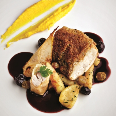 Suprêmes de chapon fermier d'auvergne en croûte de truffe noire, cuisses en nems croustillants aux cèpes, poires conférence et légumes d'hiver
Photo : © Ludovic Combe