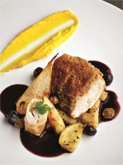 Suprêmes de chapon fermier d'auvergne en croûte de truffe noire, cuisses en nems croustillants aux cèpes, poires conférence et légumes d'hiver
Photo : © Ludovic Combe