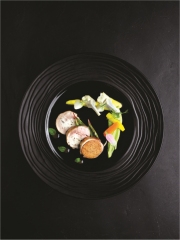 Suprêmes de Pintade Fermière d'Auvergne farcis aux champignons du marché, croûte gratinée au parmesan
Photo : © Ludovic Combe