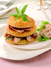 Millefeuille de suprêmes de pintade au foie gras, embeurrée de chou
Photo : © C.Iwanon / C. Fourcade / Y. Leclerc
pour Qualité Landes