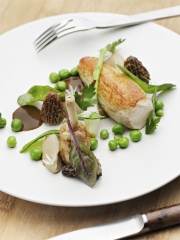 Recette Suprêmes de Poulet d'Auvergne pochés, légumes de printemps et morilles