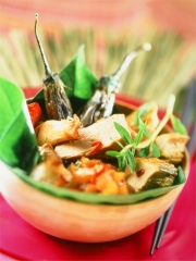 Suprêmes de pintade rôtis, sauce condiment au Mo Om, confit d'aubergine et oignons nouveaux
Photo : © Yves Bagros / Sopexa