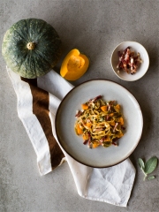 Tagliatelles aux 4 Céréales et Graines de Pavot au Potiron, au Speck, à la Sauge et aux Baies de Genièvre
Photo : © Giovanni Rana