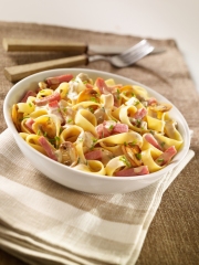 Tagliatelles au bacon, champignons, sauce aux petits oignons
Photo : © Herta