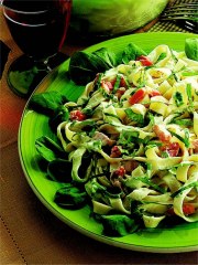 Tagliatelles Carbonara à la Mâche
Photo : © Laurent Rouvrais - Stylisme : Catherine Madani