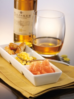 Toast au Saumon fumé accompagné d'un condiment ananas, cardamome, poivre et gressin au sésame