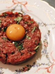 Tartare de bœuf, Frites Allumettes Dorées et Ketchup Maison
Photo : © Brasserie Rosie