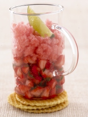 Tartare de Fraises du Périgord à la menthe et granité aux fraises
Photo : © Pierre-Louis Viel / Stylisme : Valéry Drouet