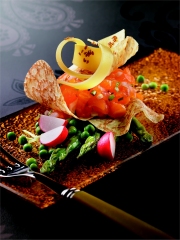 Tartare de Saumon en Mille-feuilles de crêpes, petits légumes croquants, Beaufort et sésame
Photo : © Beaufort