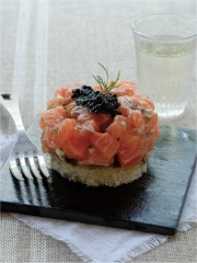 Tartare de saumon et huîtres à l'aneth, caviar de hareng
Photo : © Fédération Française des Spiritueux