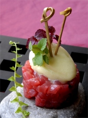Tartare de thon rouge et son sorbet de concombre aux piments d'Espelette
Photo : © Grand Hôtel de Saint Jean de Luz
