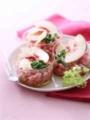 Tartare de veau, amandes fraîches et jus de pêche blanche