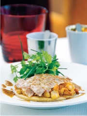 Tarte fondante à l'andouillette basque et homard, jus de crustacé