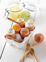 Tarte au Citron Meringuée en Coquille d'Oeuf Bio
Photo : © Alexandre Réty – Stylisme : Juliette Lalbaltry