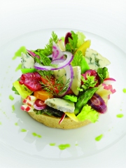 Tarte fine printanière, copeaux de Fourme d'Ambert, huile de pimprenelle
Photo : © Ludovic Combe