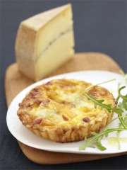 Tarte croustillante au Morbier et au jambon de montagne
Photo : © PL.Viel – Stylisme : V.Drouet