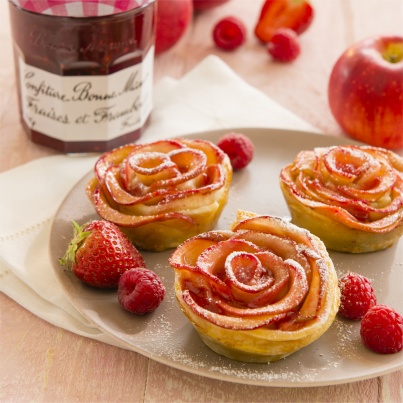 Tartelettes aux pétales de pommes et Confiture de Fraises-Framboises
Photo : © Bonne Maman / Matthieu Langrand & Chloë Sommelet